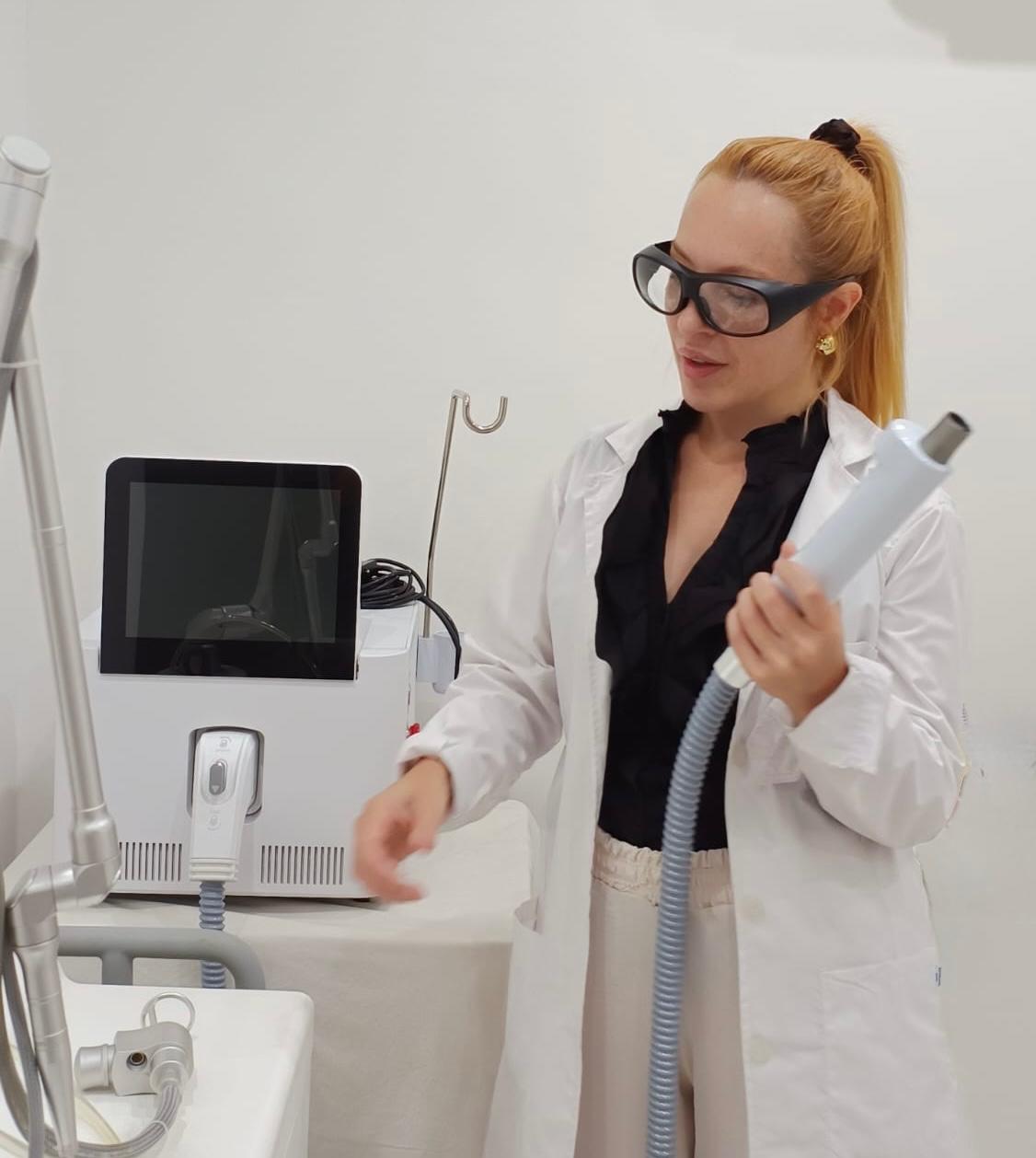 Dra. Noelia Sandoval con tecnología láser